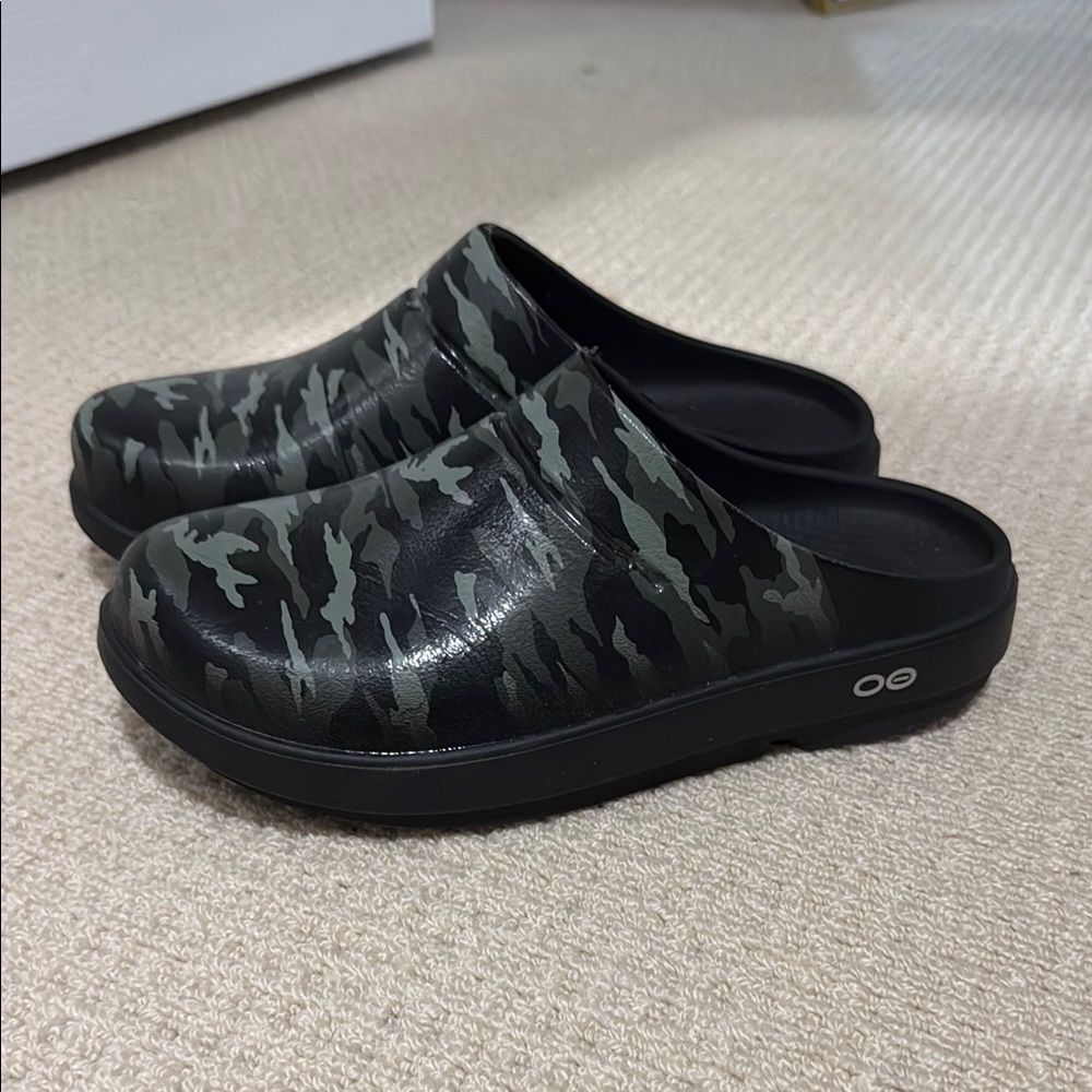 OOFOS Camouflage Black Mules